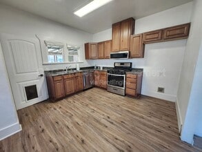 Building Photo - 765 E San Joaquin Ave