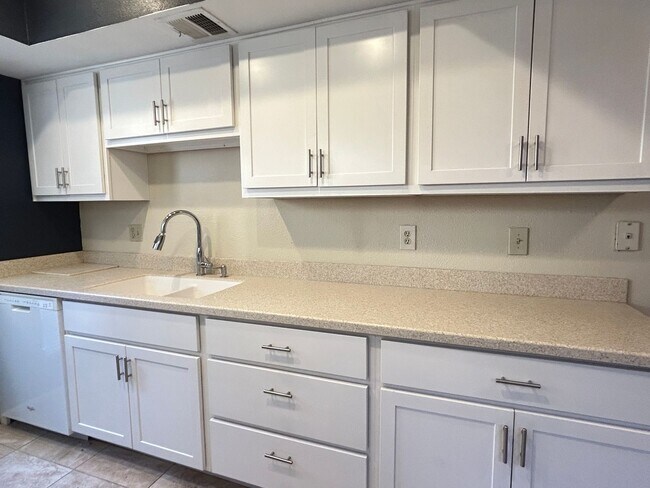 Foto del edificio - GORGEOUS REMODEL! 2 BED 2 BATH IN POINTS W...