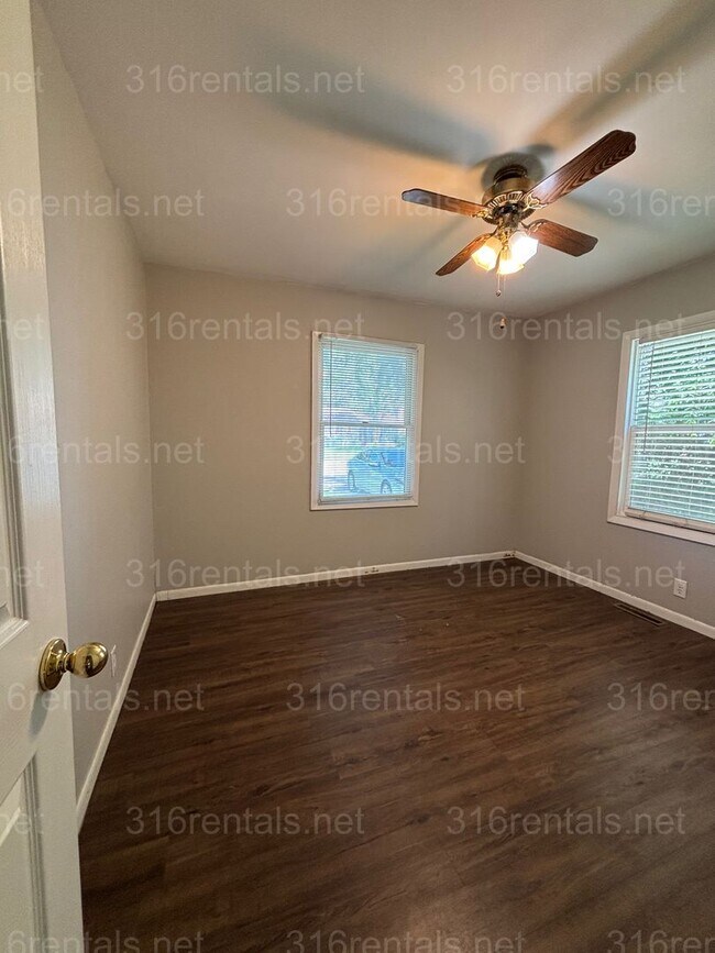 Building Photo - Two bed one bath duplex for rent NOW!