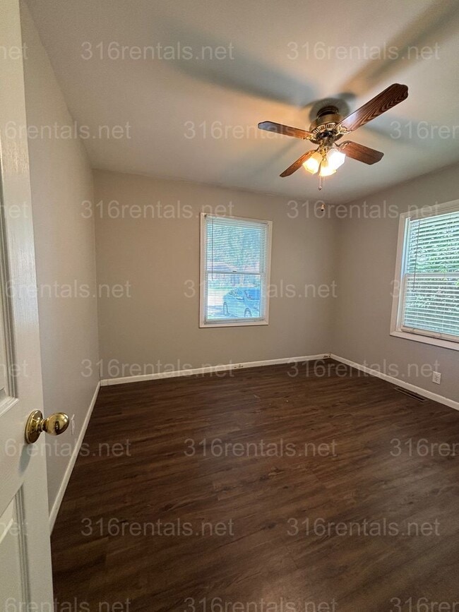 Foto del edificio - Two bed one bath duplex for rent NOW!