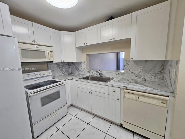 Building Photo - 10825 SW 112th Ave