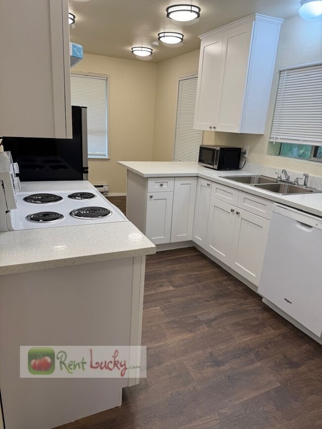 Building Photo - Fully Remodeled & Super Cute 2-Bedroom Cot...