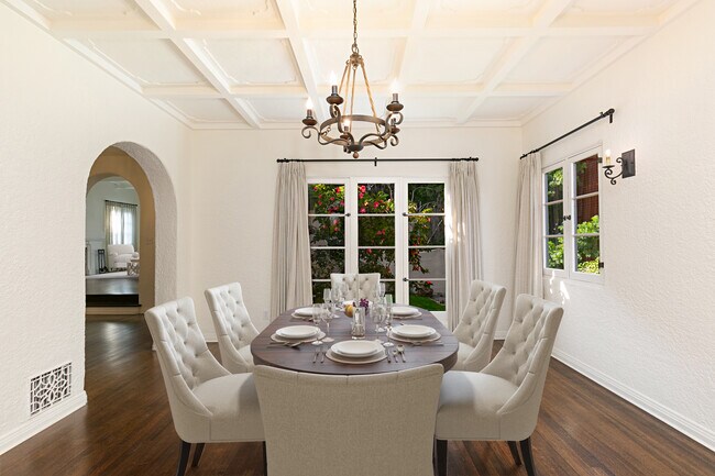 Foto del edificio - 466 S Beverwil Dr