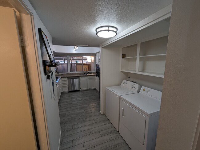 Building Photo - 1618 E Dunbar Dr