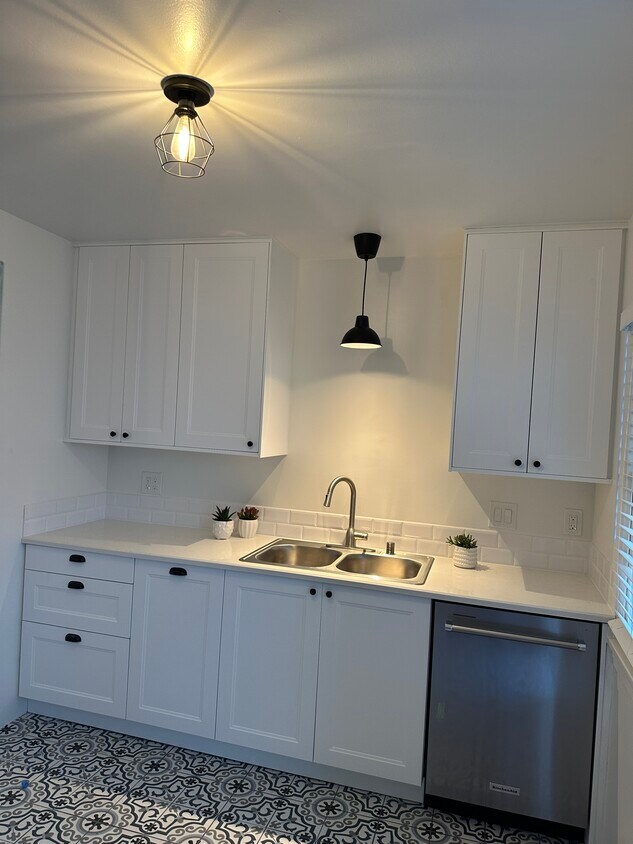 Foto principal - 1849 S Beverly Glen Blvd