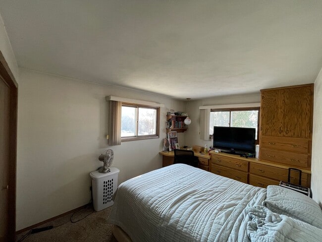 Building Photo - 2 bed, 2 bath, duplex across from park. Ap...