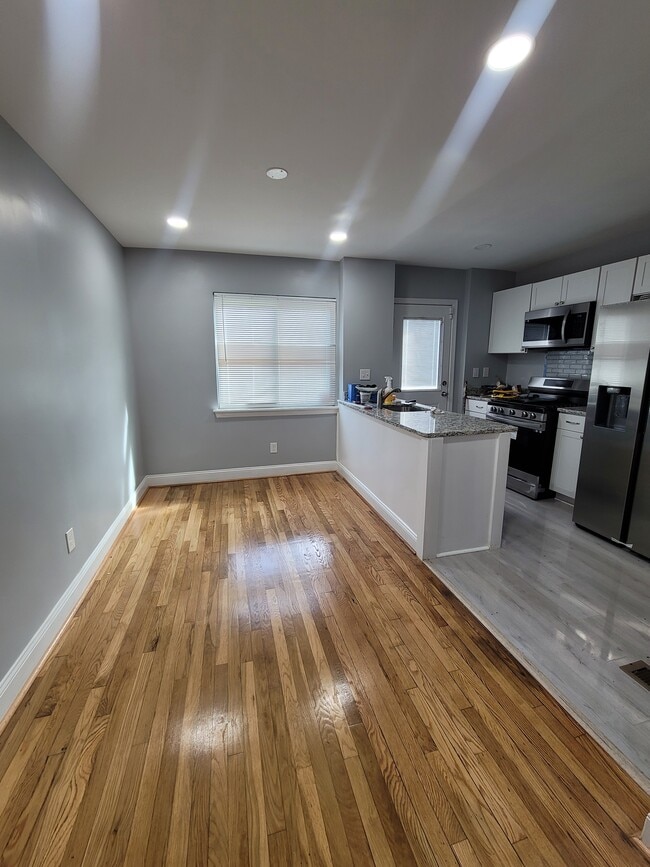 Dining/ Kitchen - 323 34th Pl NE