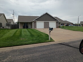 Building Photo - 435 Meadowlark Dr