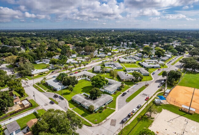 Foto aérea - Woodlawn Park Apartments