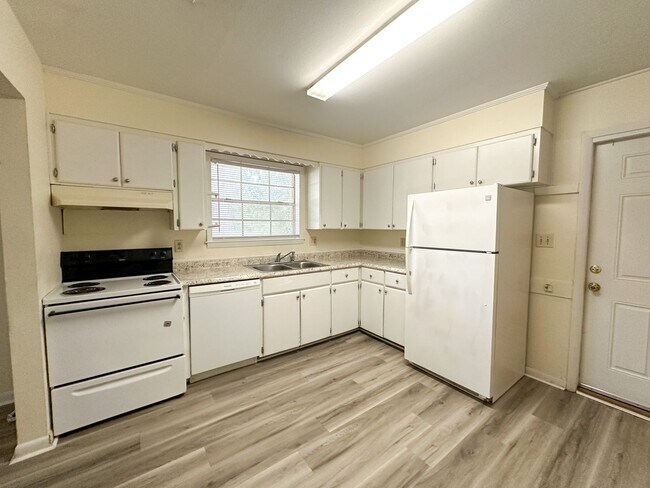 Building Photo - 2 bedroom 1 bath duplex available for rent...