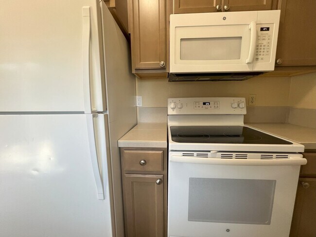 Building Photo - 2-Bedroom Home w/ Garage, A/C, & Backyard!