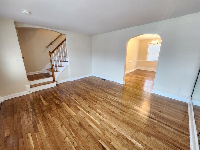 Building Photo - Welcome to this charming 3-bedroom, 1.5-ba...