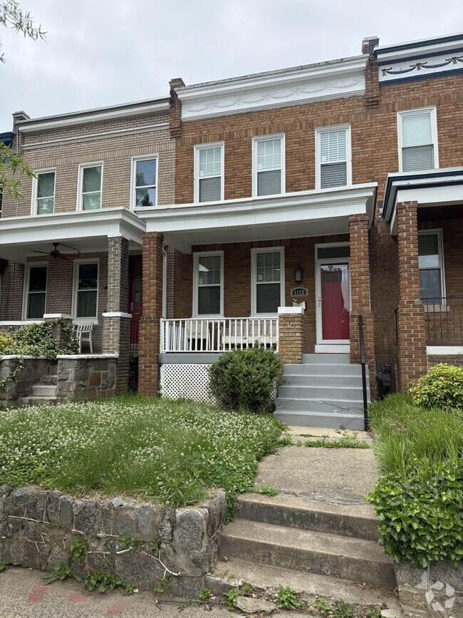 Building Photo - 1128 Neal St NE