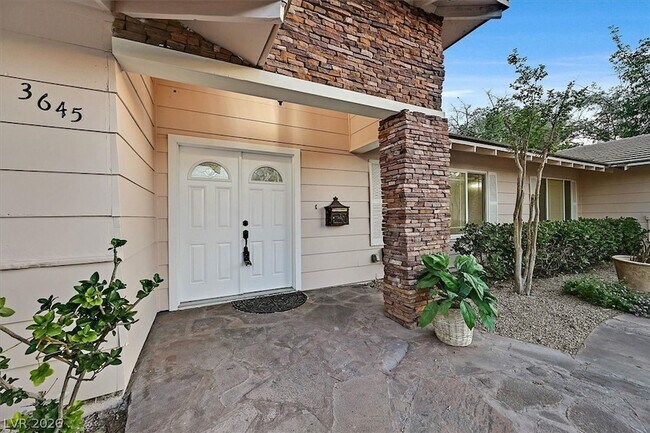 Foto del edificio - 3645 Forestcrest Dr