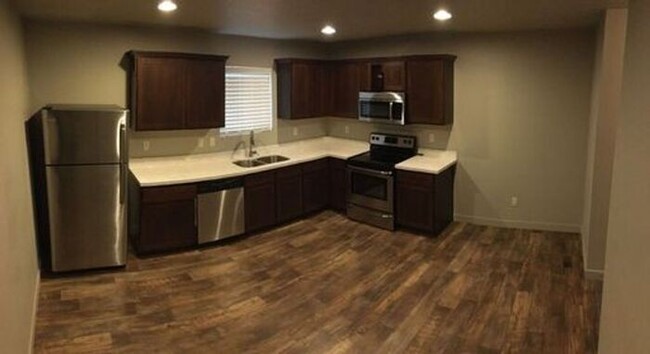 Building Photo - Beautiful 3 Story Vineyard Townhome