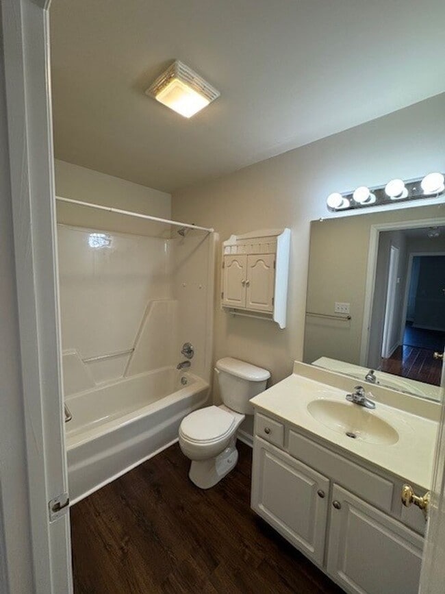 Building Photo - READY TO MOVE IN! 2 Beds 2 Baths!