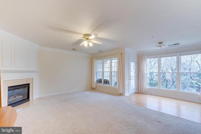 Foto del edificio - 7046 Falls Reach Dr