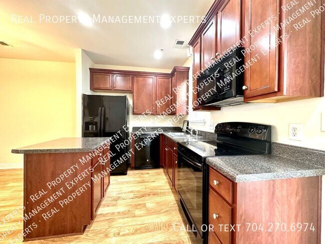 Building Photo - Wonderful 2BR/2.5BA Townhouse in Highland ...