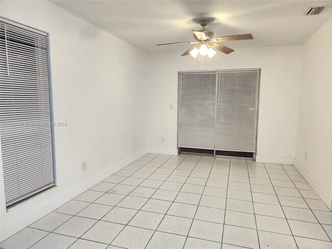 Foto del edificio - 400-402 NE 142nd St