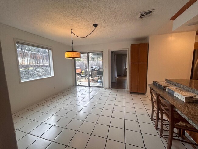 Building Photo - 549 Eastwood Dr
