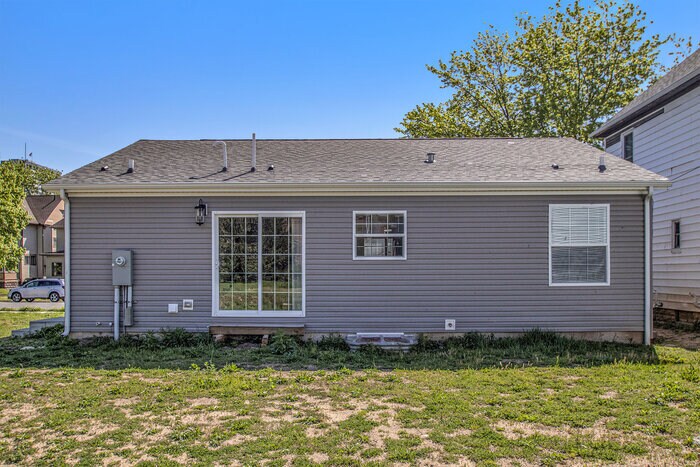 Building Photo - Spacious 2 Bedroom, 1 Bath Home Near Downtown South Bend