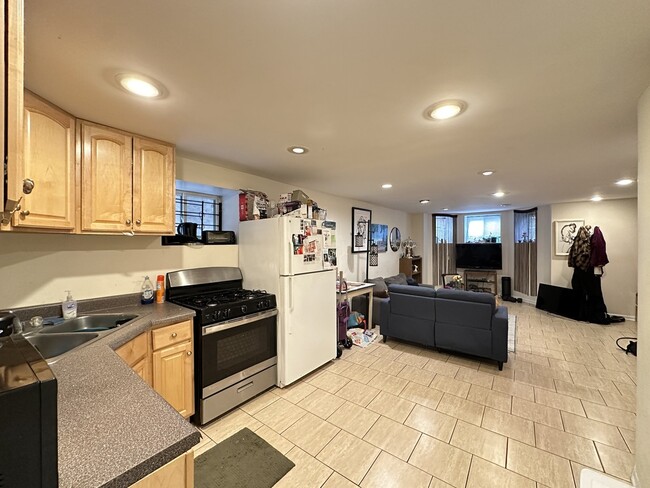 Foto del edificio - 2137 N Sheffield Ave