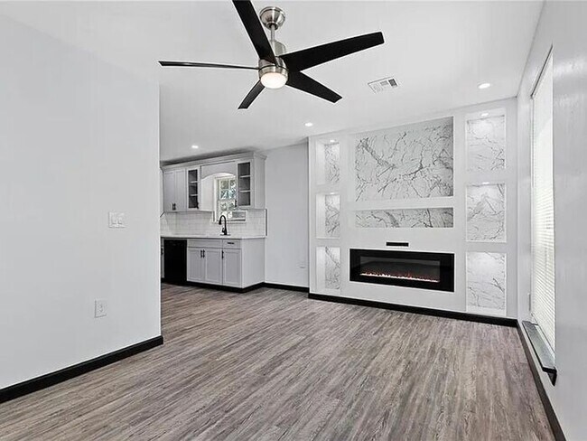 Foto del edificio - Charming, Beautifully Remodeled Home in The Upland Addition