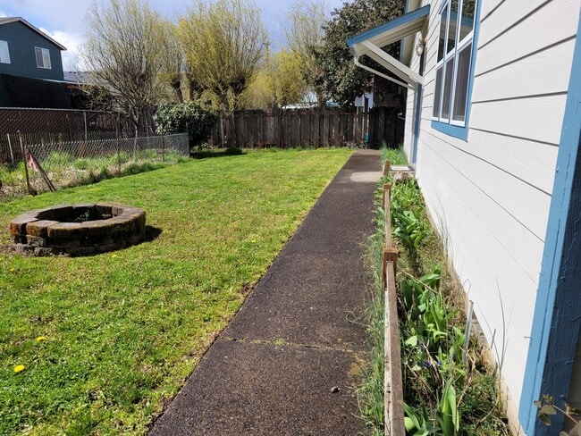 apt a private yard - 1045 S Jasper St