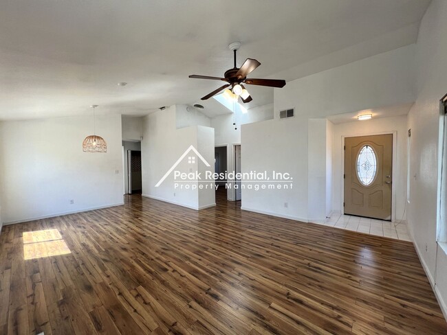 Foto del edificio - Wonderful 3bd/2ba Elk Grove Home with Garage!