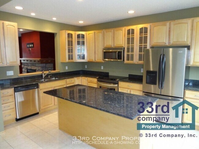 Building Photo - Modern Townhome in Maplewood