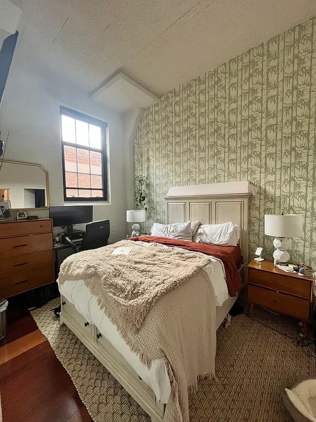 Building Photo - 2429 Locust St