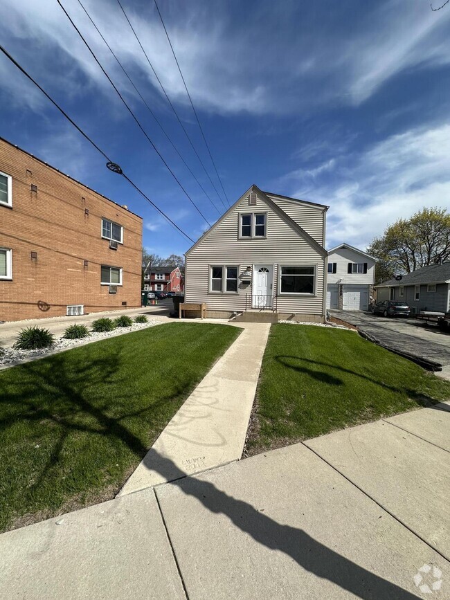 Building Photo - 9226 W National Ave