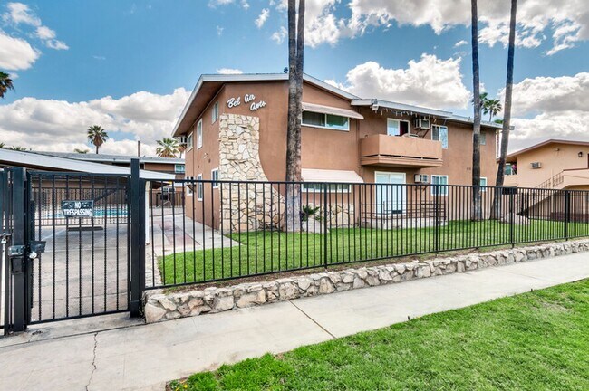 Foto del edificio - 2 bedroom 1 bath unit available.