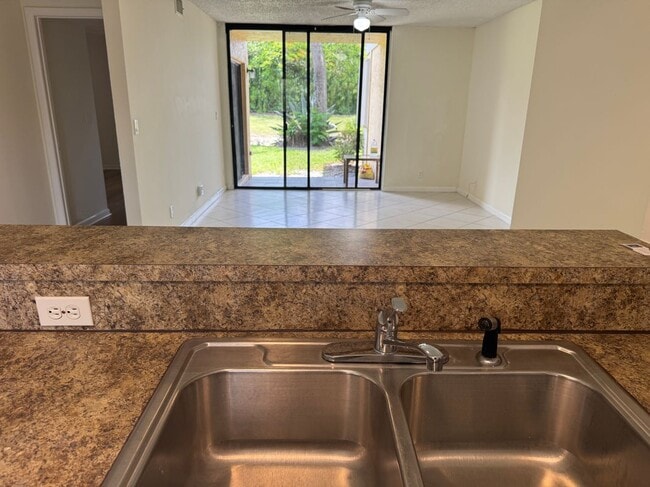 Foto del edificio - 5661 Riverside Dr