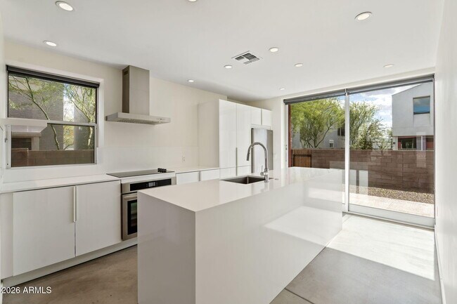 Building Photo - 1337 E Polk St
