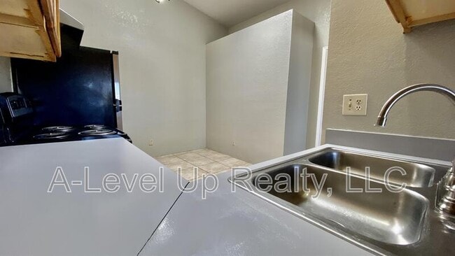 Building Photo - 405 E Thoroughbred St