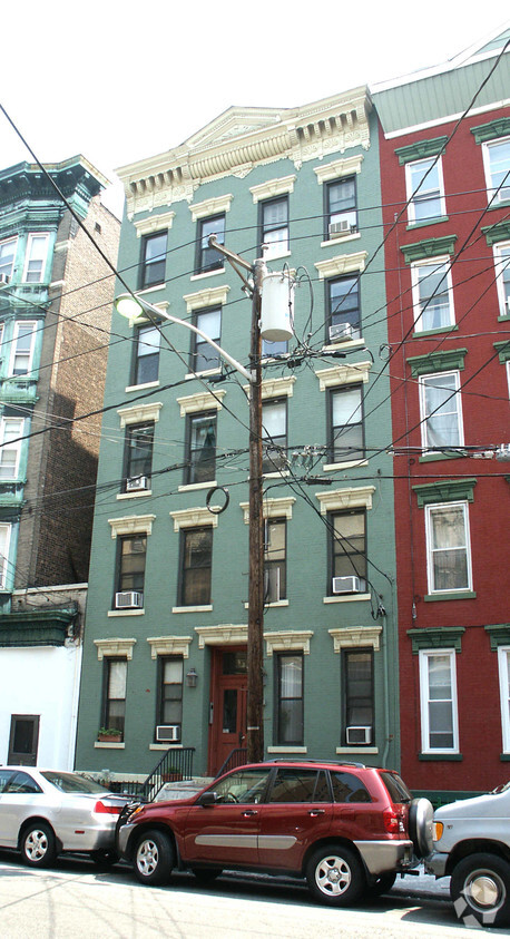 Exterior - 935 Park Ave