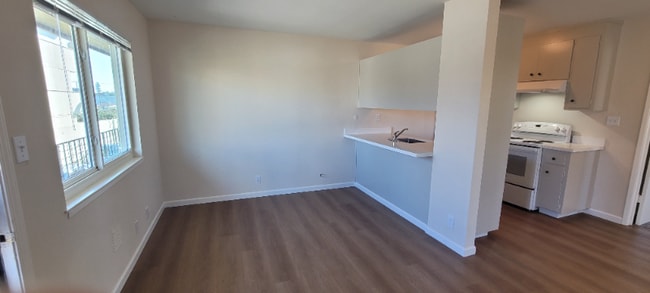 Building Photo - 1830 10th Ave