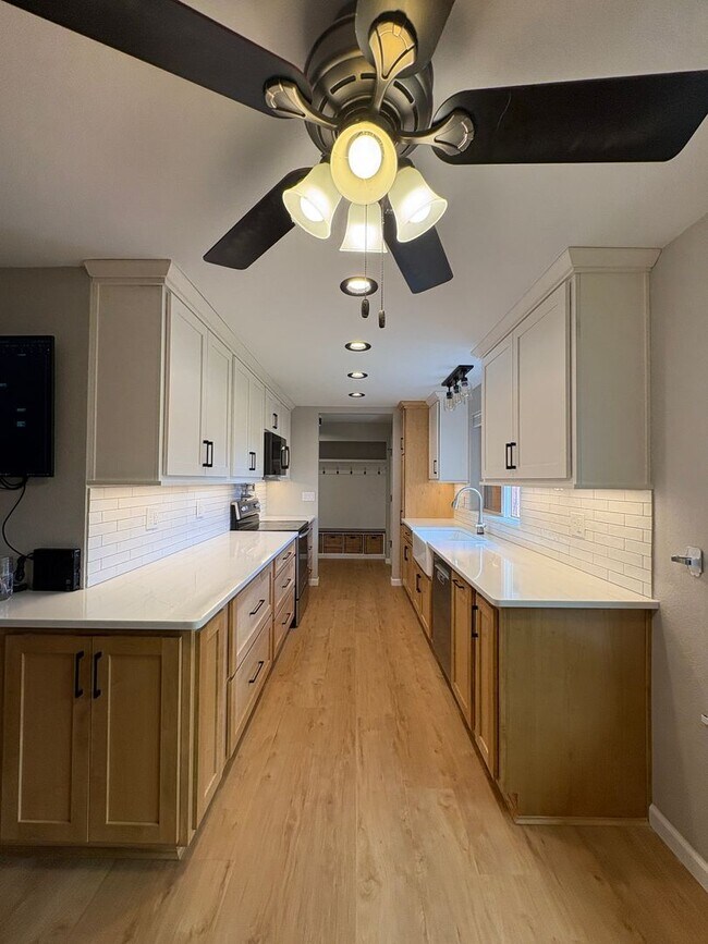 Foto del edificio - 1533 Ridgeview Ct