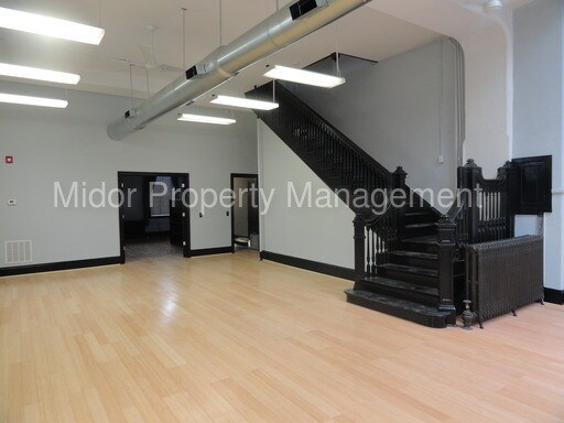 Primary Photo - 34 W Clarke Ave