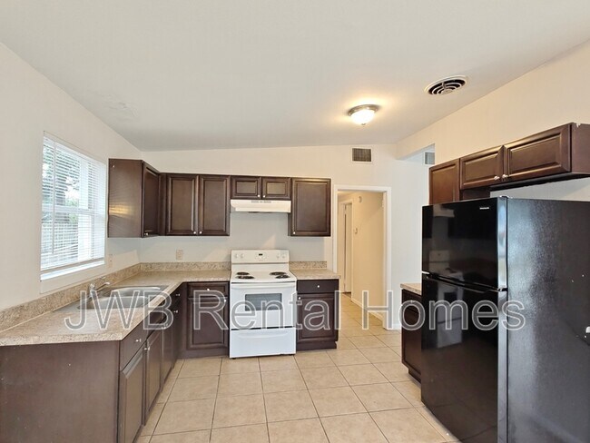 Building Photo - 2233 Monteau Dr