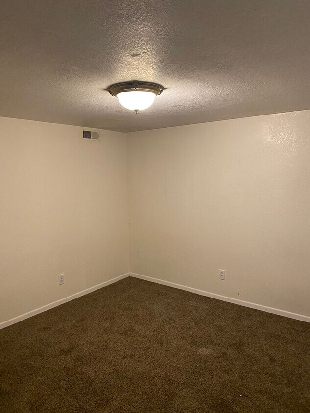 Foto del edificio - 1215 E 16th St