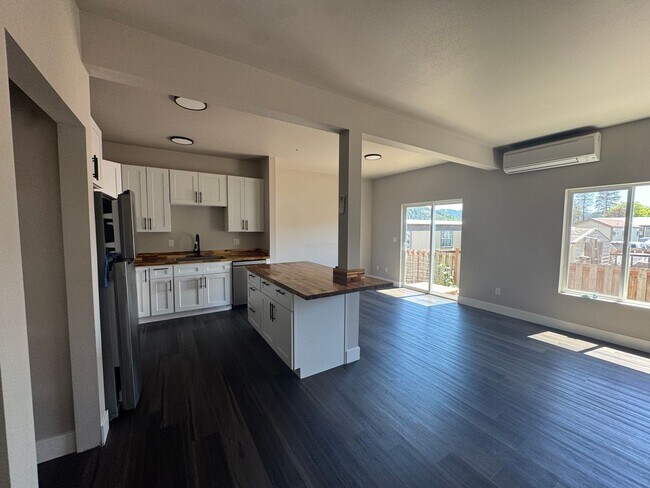 Foto del edificio - Modern 3 bedroom townhouse