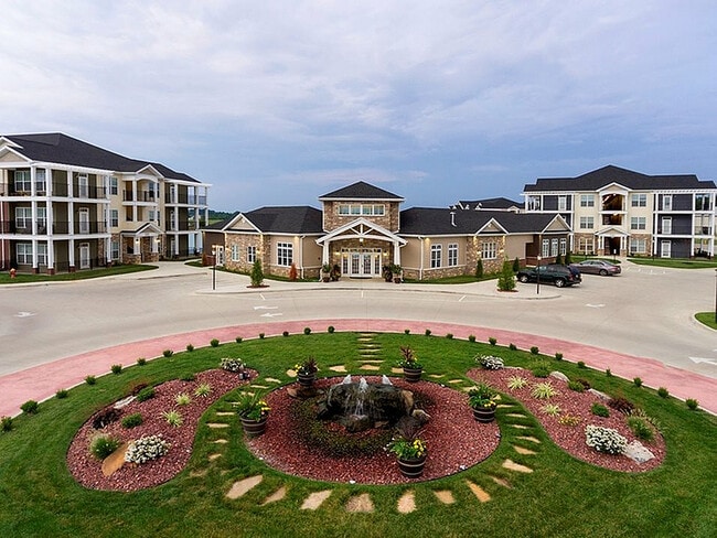 The Waterstone at Green River clubhouse is comprised of the leasing office, business center, kitchen, entertainment lounge, and gym, with access to the pool and outdoor lounge. - WaterStone at Green River