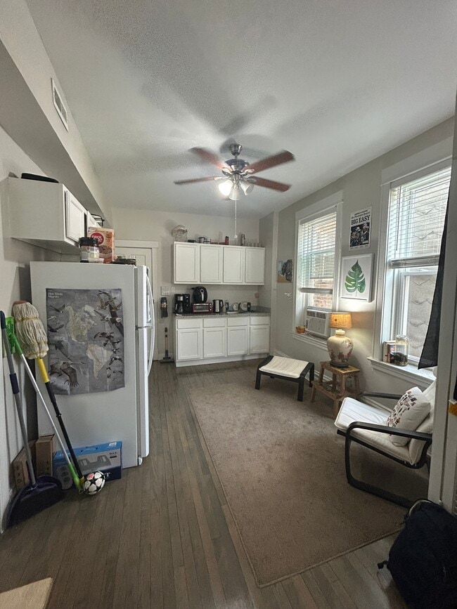 Kitchen / Dining Area - 908 N Western Ave