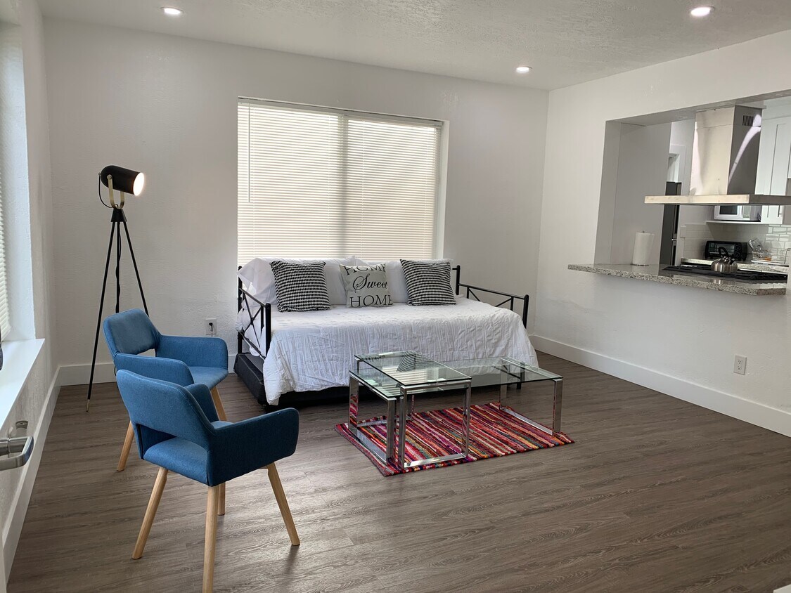 Foto principal - 7431 Dickens Ave