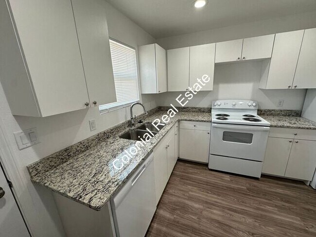 Foto del edificio - Spacious and updated 2 bedroom 2 bathroom apartment for rent. Central heat and air, granite count...