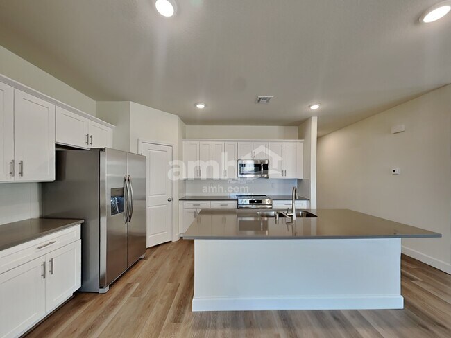 Foto del edificio - 2448 S Deborah Ave