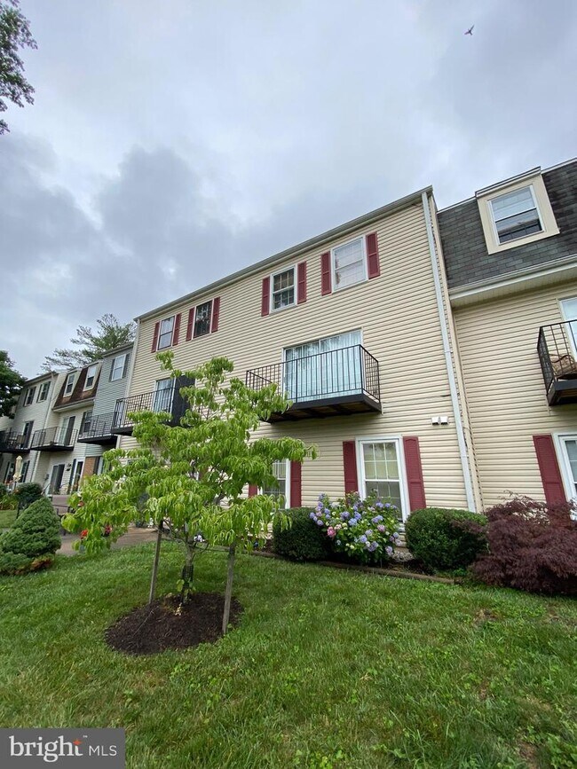 Foto del edificio - 6352 Pine View Ct