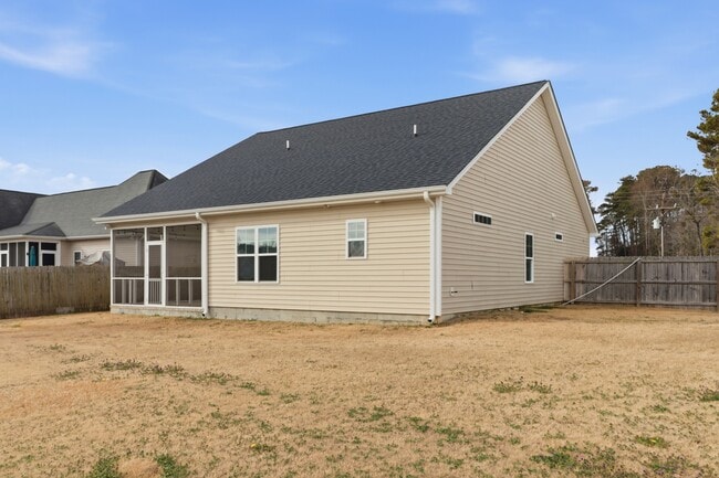 Building Photo - 870 Nor-Am Rd